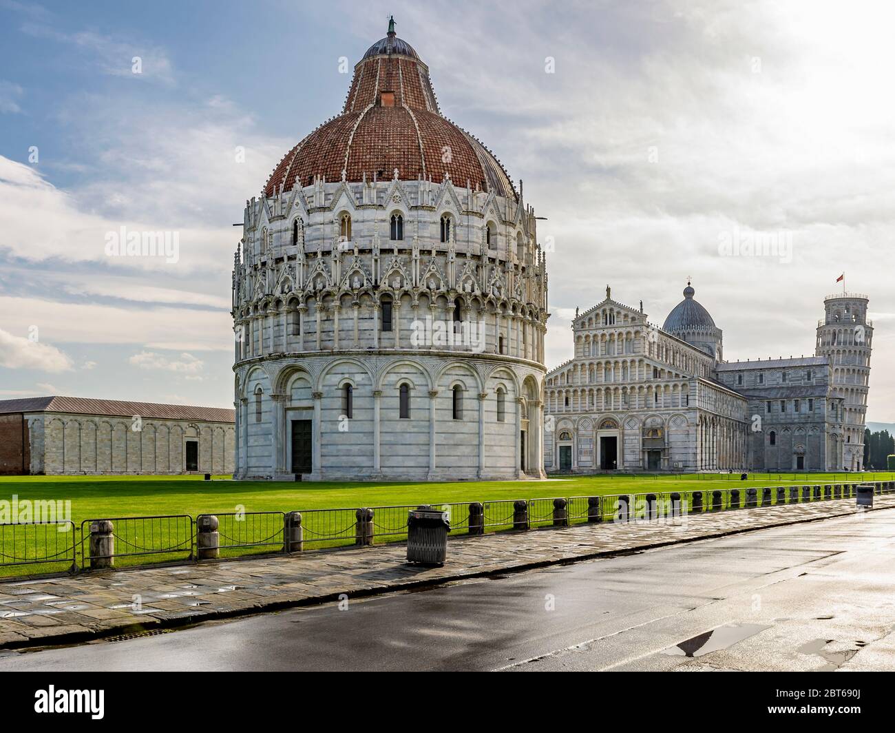 La célèbre place Piazza dei Miracoli et la tour penchée, dans le centre historique de Pise, en Italie, complètement déserte en raison du Covid-19 coronaviru Banque D'Images