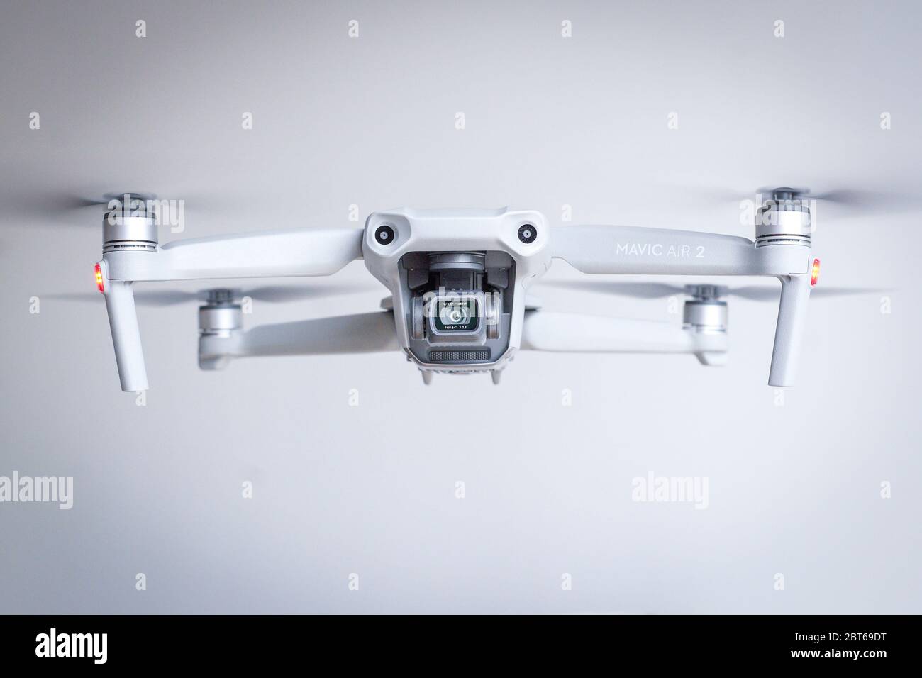 Un quadricoptère DJI Mavic Air 2 est vu voler à l'intérieur à Varsovie, en Pologne, le 23 mai 2020. Banque D'Images