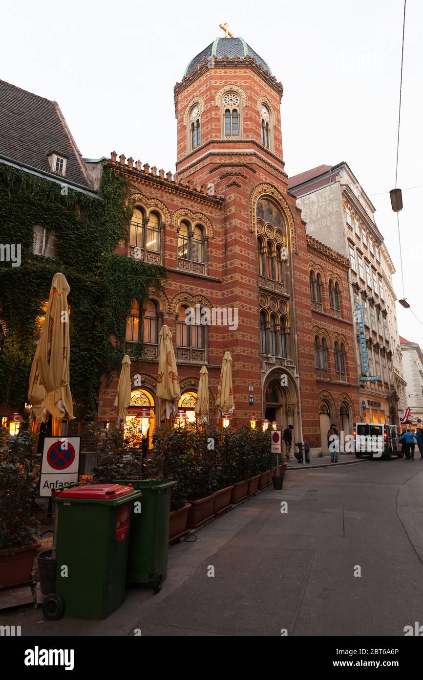 Vienne, Autriche - 1er novembre 2015 : vue verticale sur la rue de Vienne avec la paroisse grecque-orientale de la Sainte Trinité. Les gens ordinaires marchent dans la rue Banque D'Images