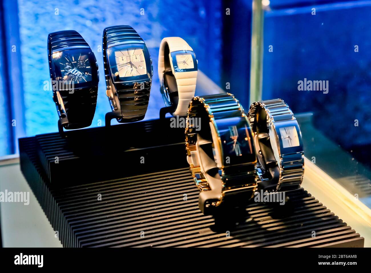 Johannesburg, Afrique du Sud - 10 mai 2012: Rado Wrist Designer montres sur l'exposition dans le magasin de détail de Up-Market Banque D'Images