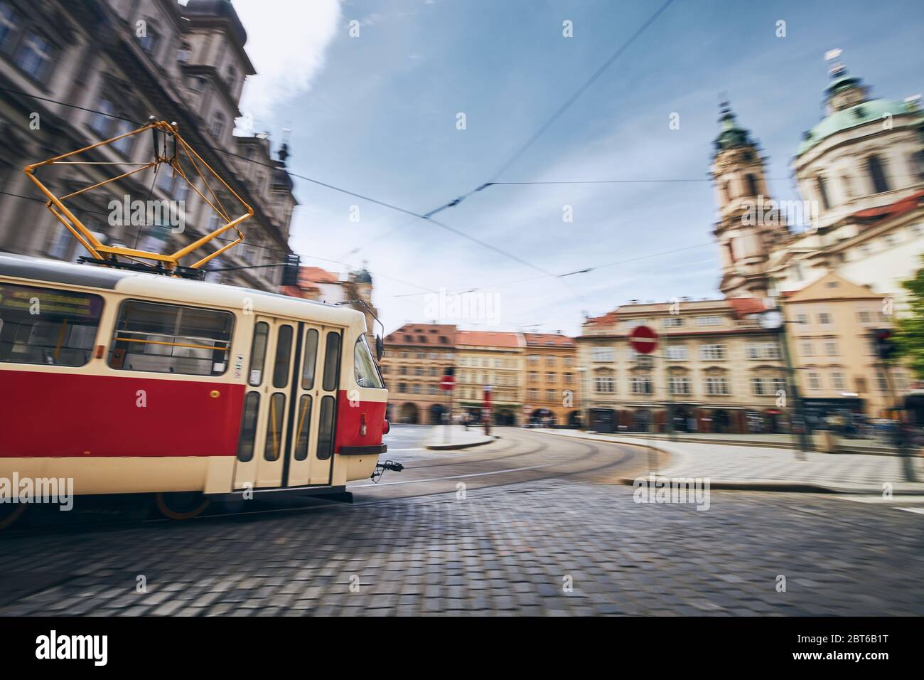 La vie quotidienne en ville. Tram des transports en commun en mouvement flou. Prague, République tchèque. Banque D'Images