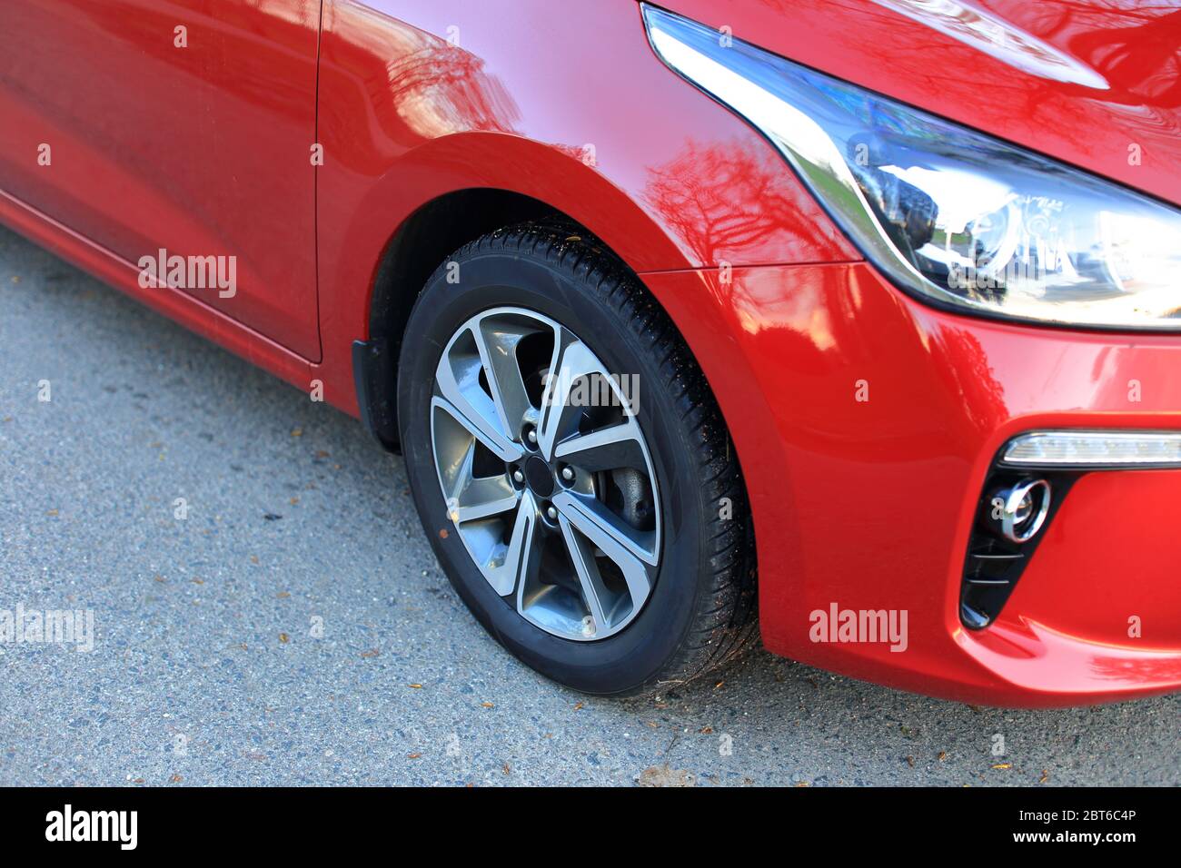 Belle voiture rouge se trouve sur la route Banque D'Images