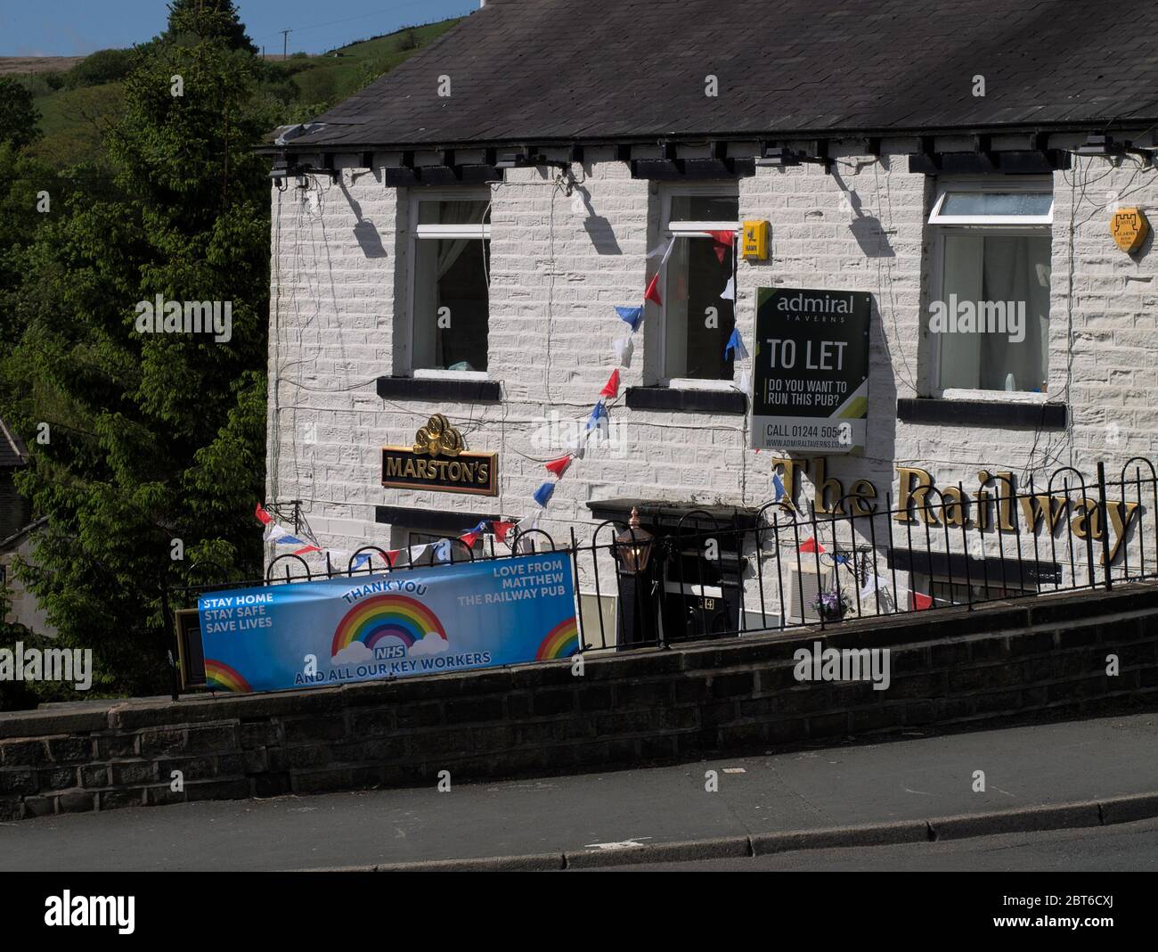 Le pub ferroviaire, Marsden avec les deux signes 'À LAISSER' et 'NHS / KEY WORKER THANK YOU' pendant la pandémie du coronavirus (COVID-19). Banque D'Images