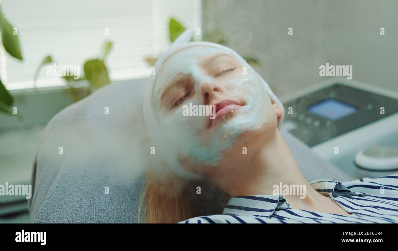 Gros plan sur un soin professionnel du visage avec un défroisseur  cosmétique au salon de beauté. La procédure de nettoyage à la vapeur du  visage Photo Stock - Alamy