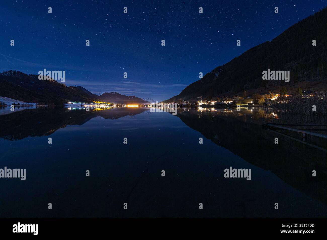 Nuit étoilée au bord du lac Weissensee en Carinthie, Autriche Banque D'Images
