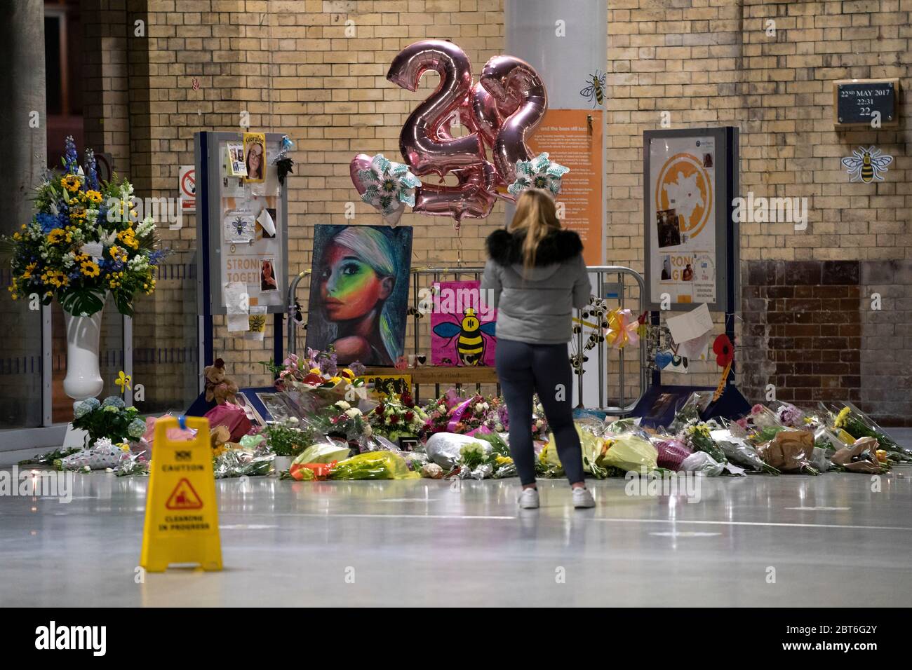 Manchester, Royaume-Uni. 22 mai 2020. Un membre du public se tient par un momorial aux victimes de la bombe de Manchester Arena à la gare de Manchester Victoria, alors que le 3e anniversaire de l'attaque terroriste est marqué par un silence de minuteÕs, Manchester, Royaume-Uni. Crédit : Jon Super/Alay Live News. Banque D'Images
