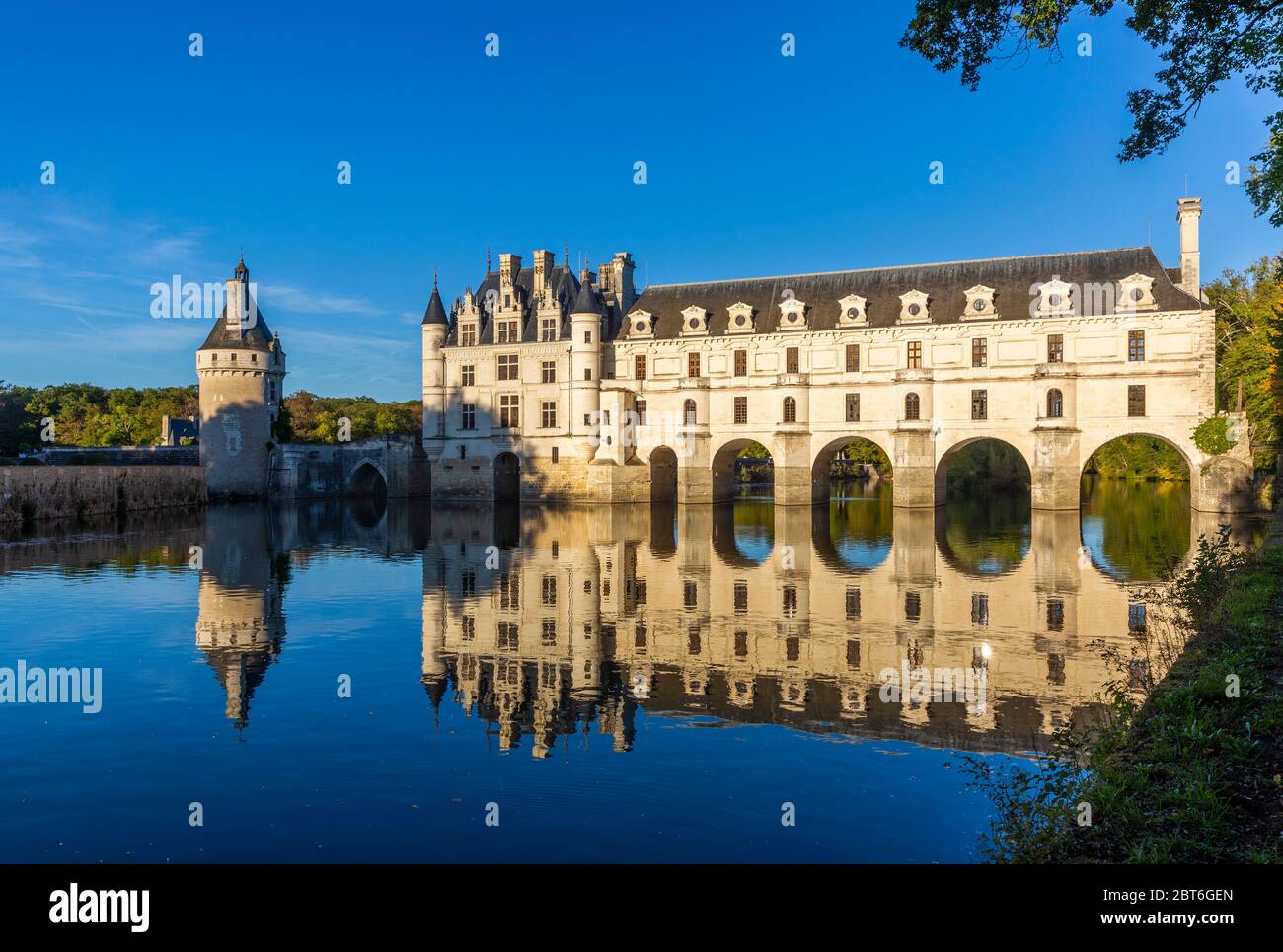 Vue sur le coucher du soleil sur le château romantique de Chenonceaux, l'un des châteaux les plus connus de la vallée de la Loire, en France Banque D'Images