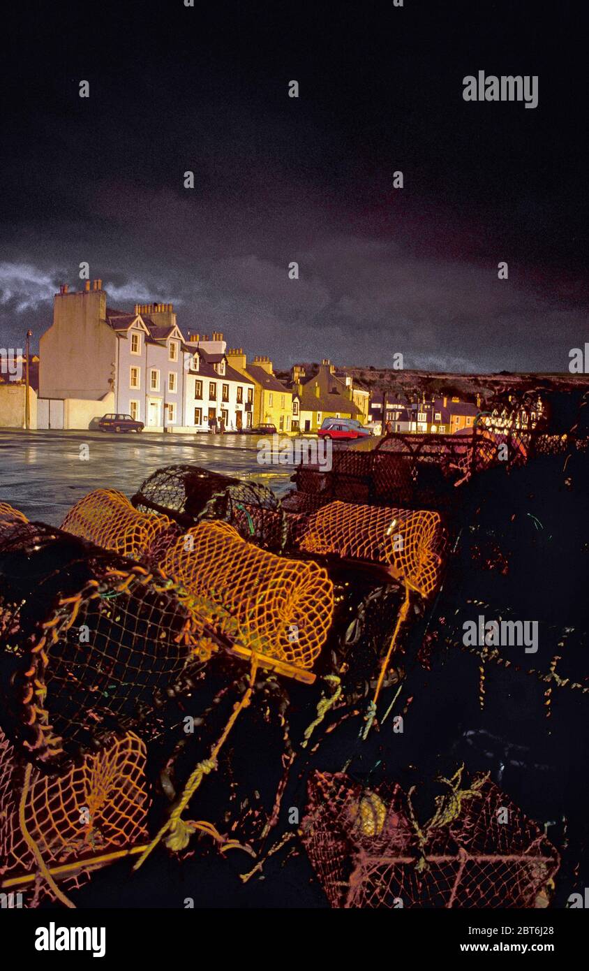 Front de Portpatrick avec des créels pendant la tempête, Rhinns de Galloway, vert Banque D'Images