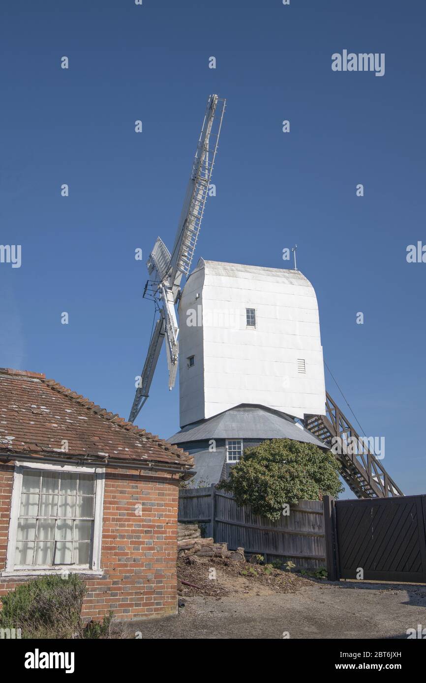 moulin à vent restauré à la colline du moulin à vent près de herstmonceaux est sussex Banque D'Images