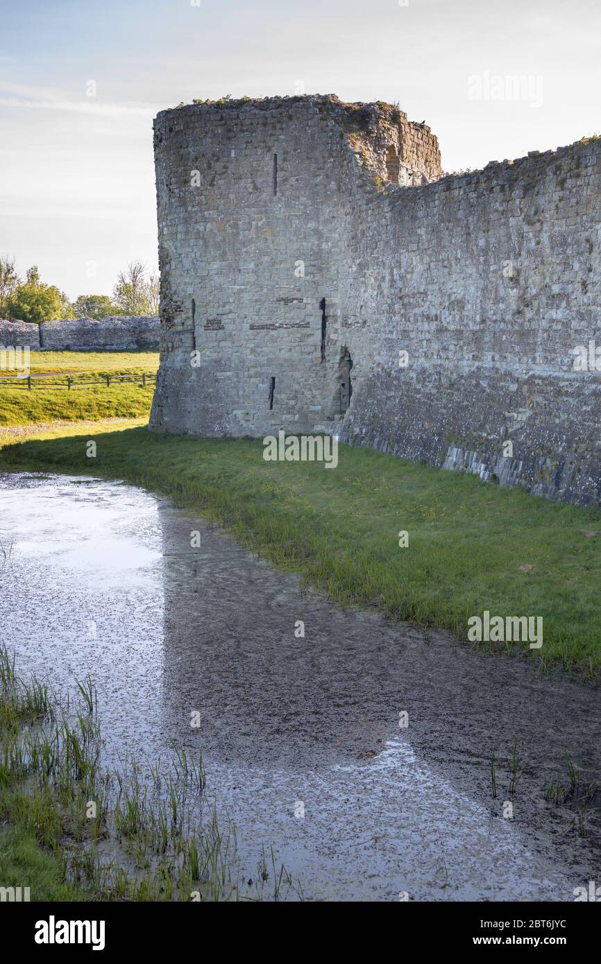 l'ancien château douve et les murs dans le village de pevensey dans l'est du sussex Banque D'Images