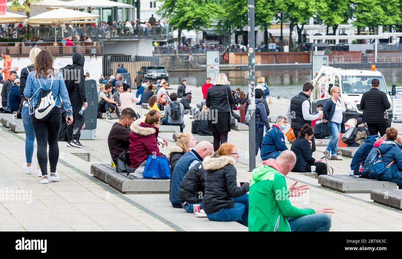 Hambourg, Allemagne. 23 mai 2020. Les gens se rencontrent en petits groupes et à une distance de l'un de l'autre à la jetée de Jungfernstieg Alster. Credit: Markus Scholz/dpa/Alay Live News Banque D'Images