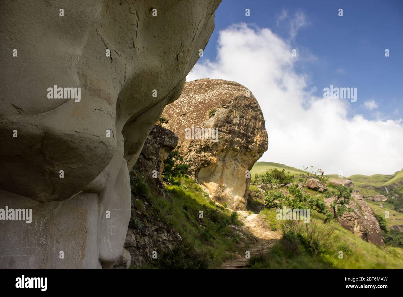 Les rochers de grès ont traversé des formes intéressantes, à côté du sentier dans la réserve naturelle de Monks Cowl, dans le Drakensberg central, en Afrique du Sud Banque D'Images