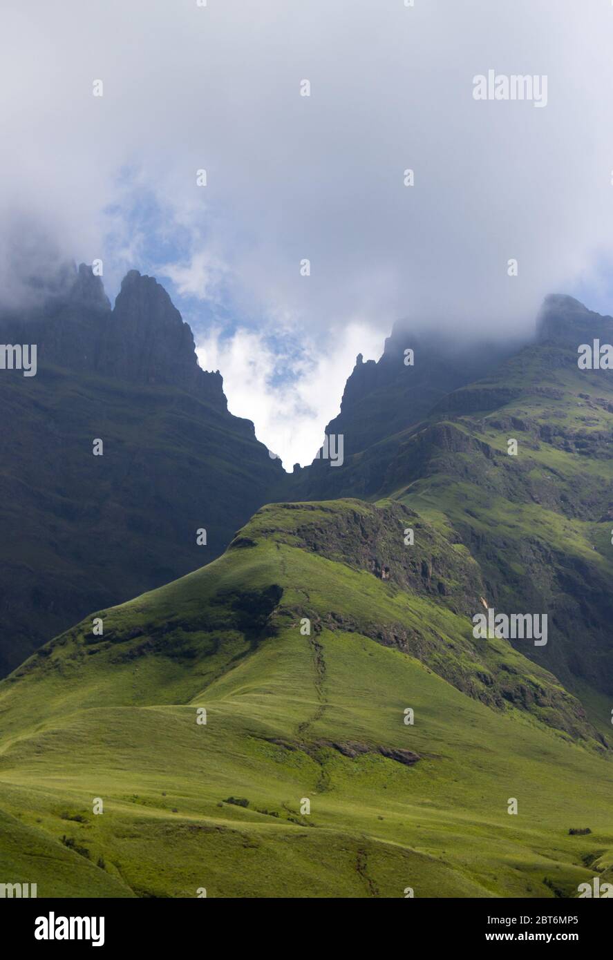 Un chemin vers le haut de Sterkhorn (Mt Memory) dans le Drakensberg central, en Afrique du Sud, avec les pics dans le fond caché par les nuages bas Banque D'Images