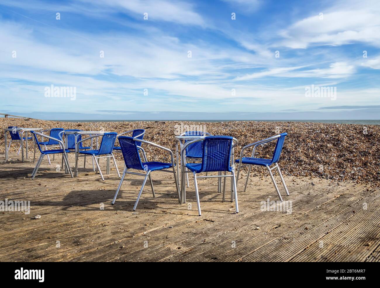Terrasse de café de plage, Royaume-Uni, déserte sans clients. Chaises vides. Banque D'Images