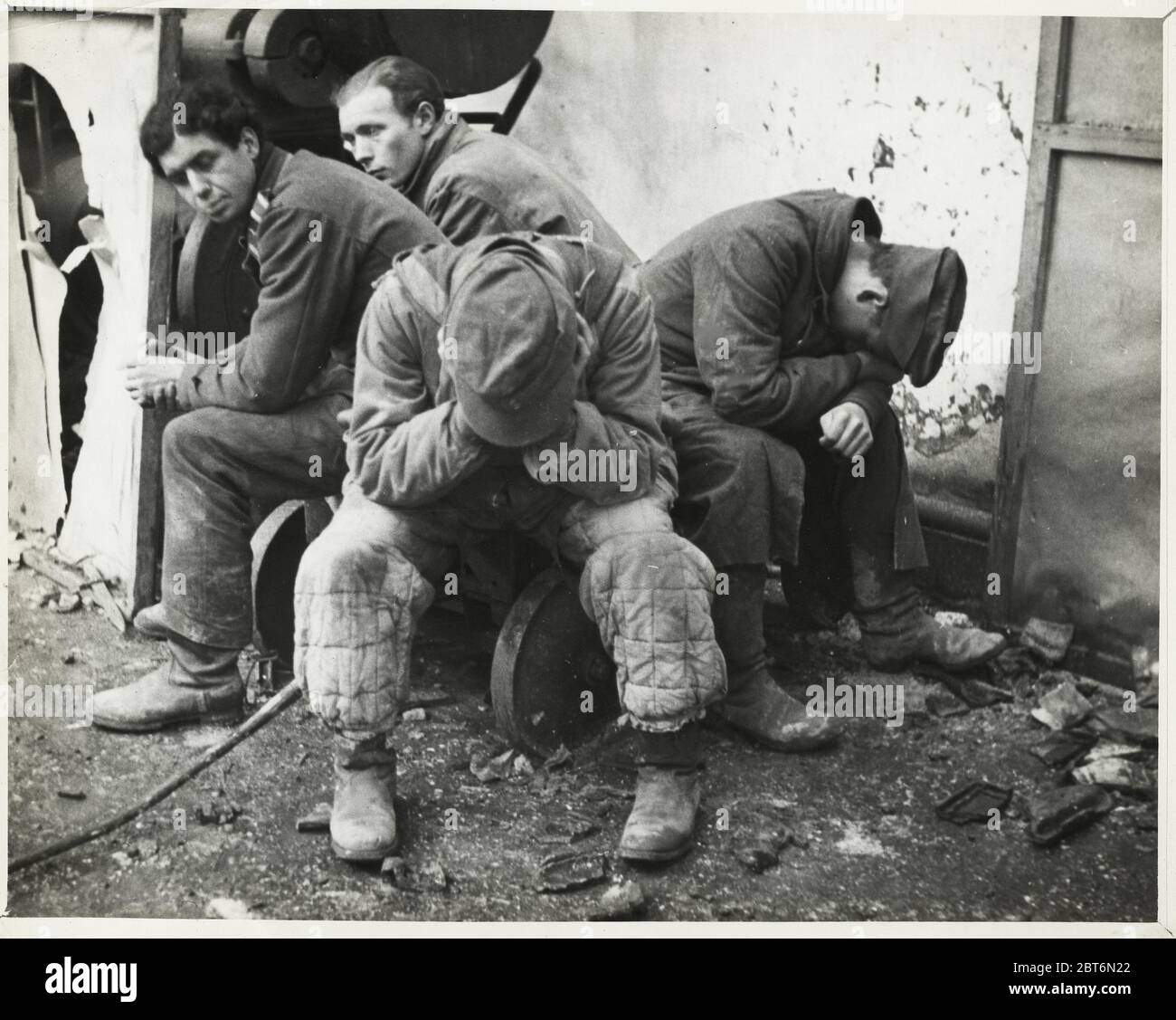 Photographie de la Seconde Guerre mondiale - prisonniers allemands épuisés, front occidental. Banque D'Images