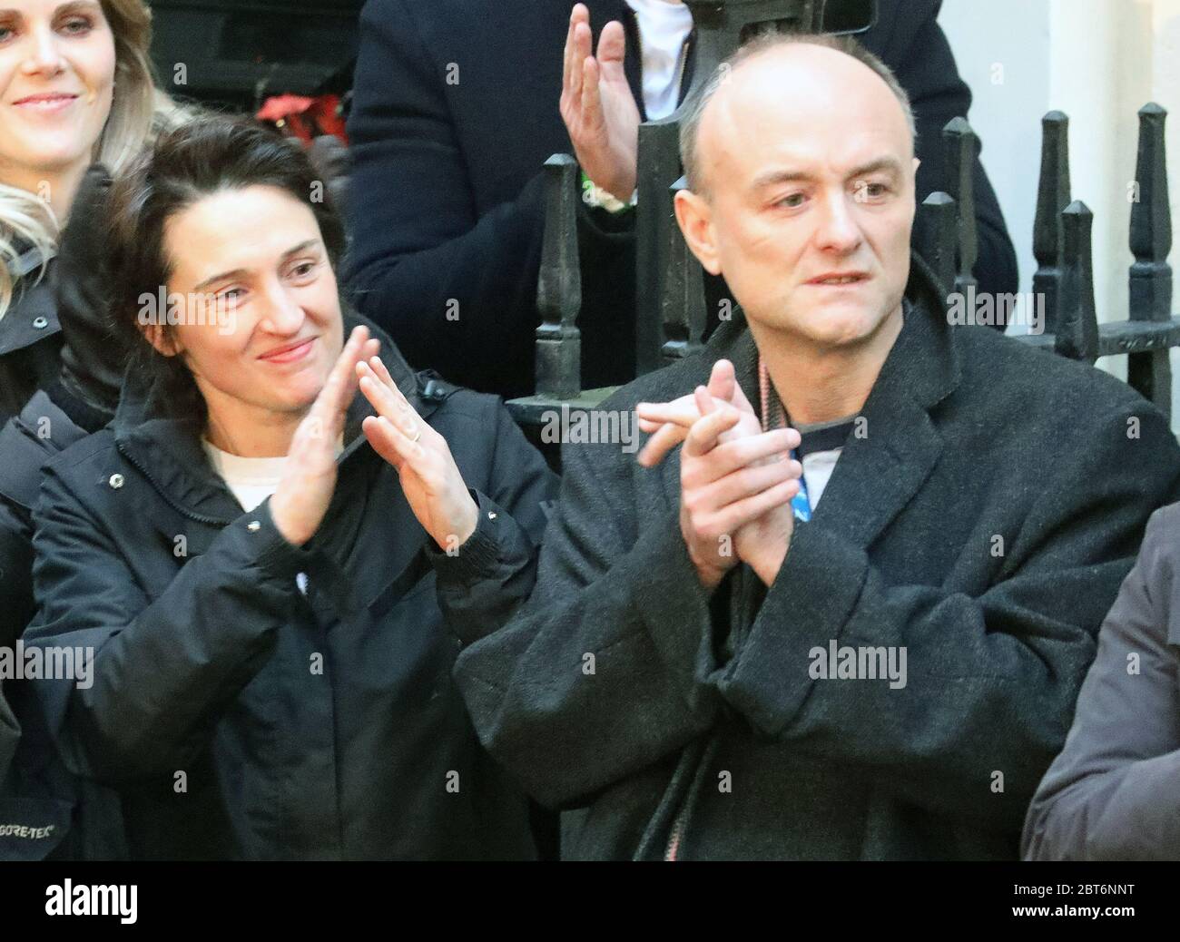 pic shows: Dominic Cummings, conseiller de Govt, vu ici à Downing Street avec la femme la journaliste Mary Wakefield lors du discours d'acceptation de Boris JohnsonÕs Banque D'Images