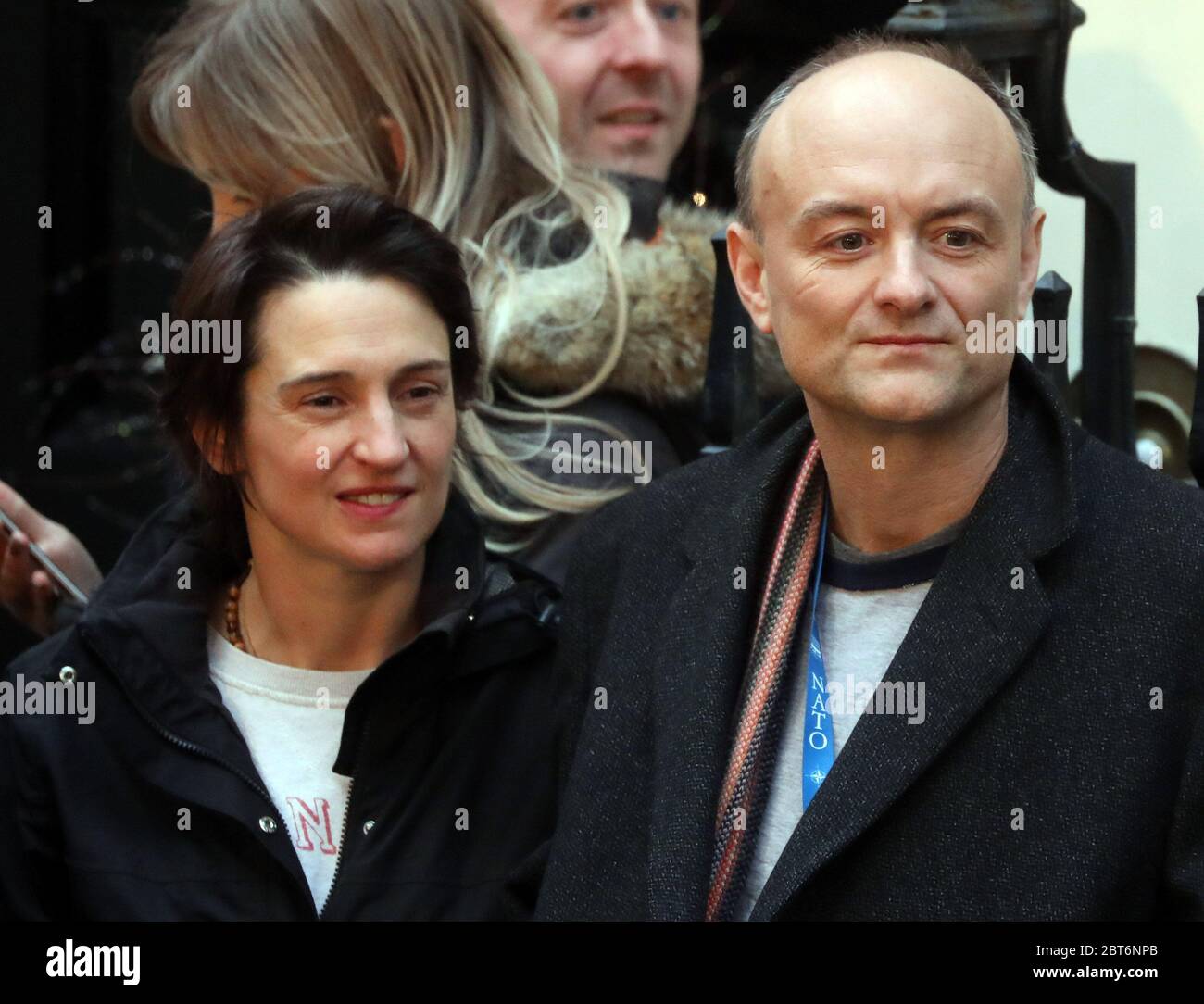 pic shows: Dominic Cummings, conseiller de Govt, vu ici à Downing Street avec la femme la journaliste Mary Wakefield lors du discours d'acceptation de Boris JohnsonÕs Banque D'Images