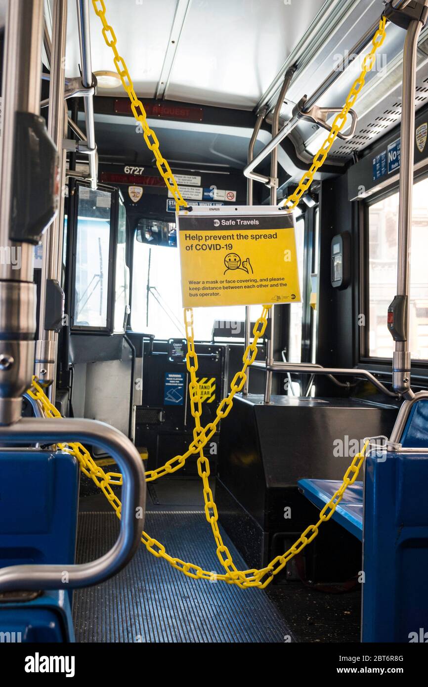 Entrée principale des bus MTA bloquée pour la sécurité des conducteurs pendant la crise Covid-19, 2020, NYC, États-Unis Banque D'Images