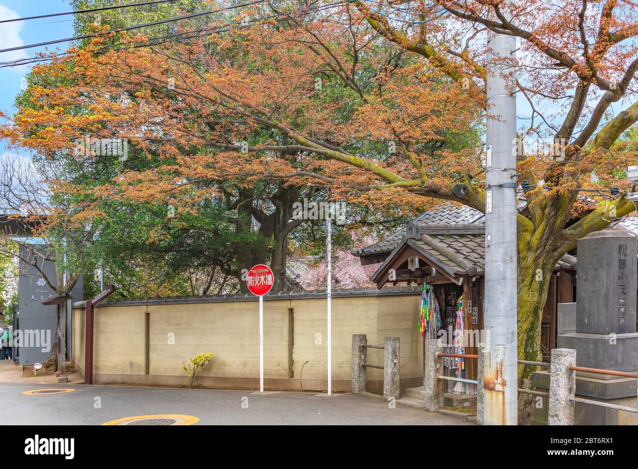 tokyo, japon - mars 30 2020: Petit sanctuaire dédié à Jizo bodhisattva symbole de la piété filiale pour protéger les enfants et décoré avec des guirlandes de tho Banque D'Images