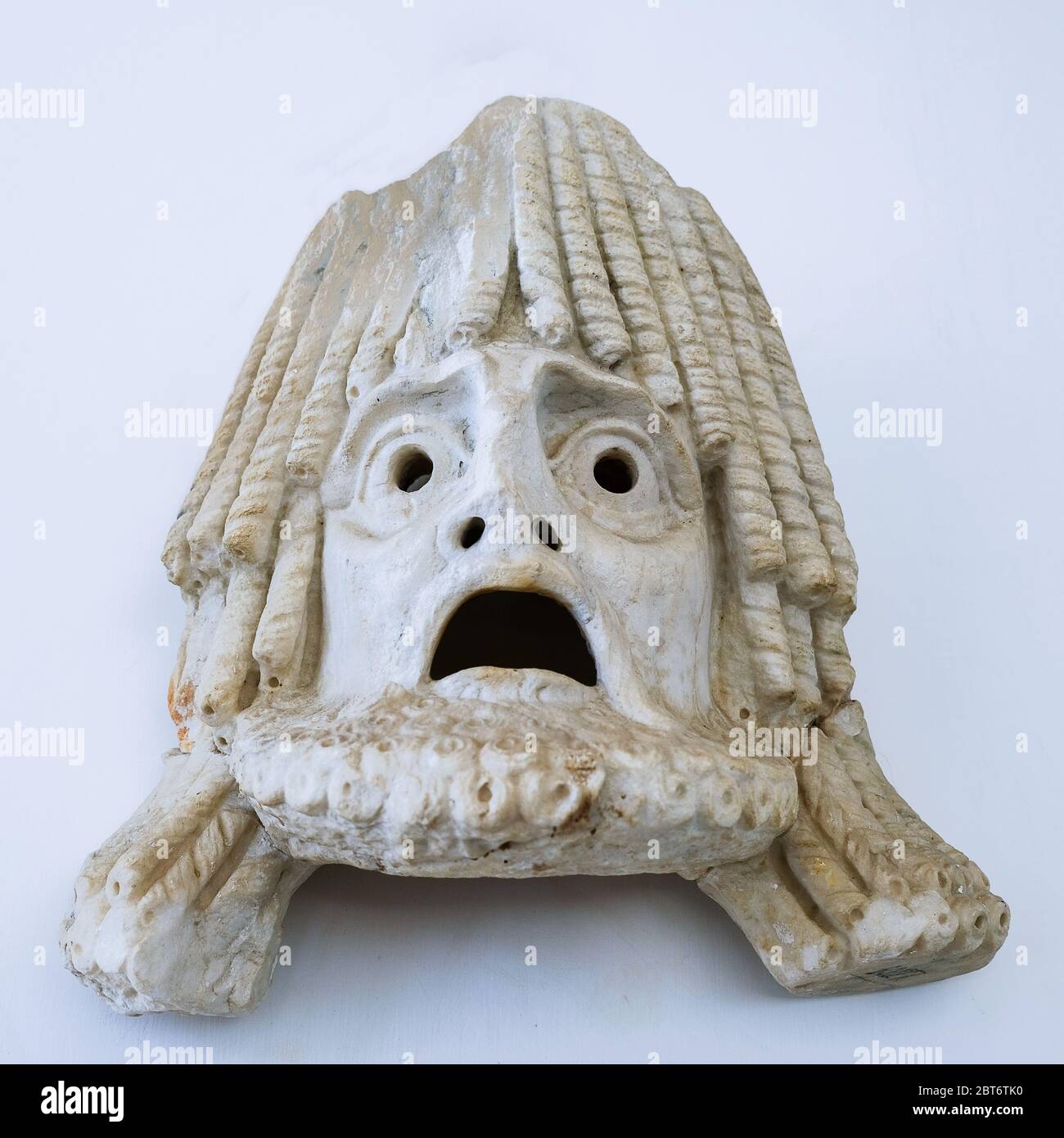 Tête femelle, ancien masque de théâtre au Museo Archeologico Nazionale, Sperlonga, Lazio, Italie. Banque D'Images