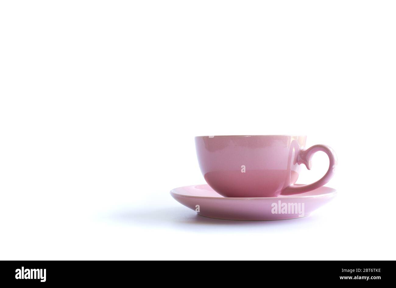 Tasse de thé en porcelaine rose sur fond blanc. Carte, affiche, maquette. Célébration, anniversaire, concept d'anniversaire. Bannière, menu maquette, affiche Banque D'Images