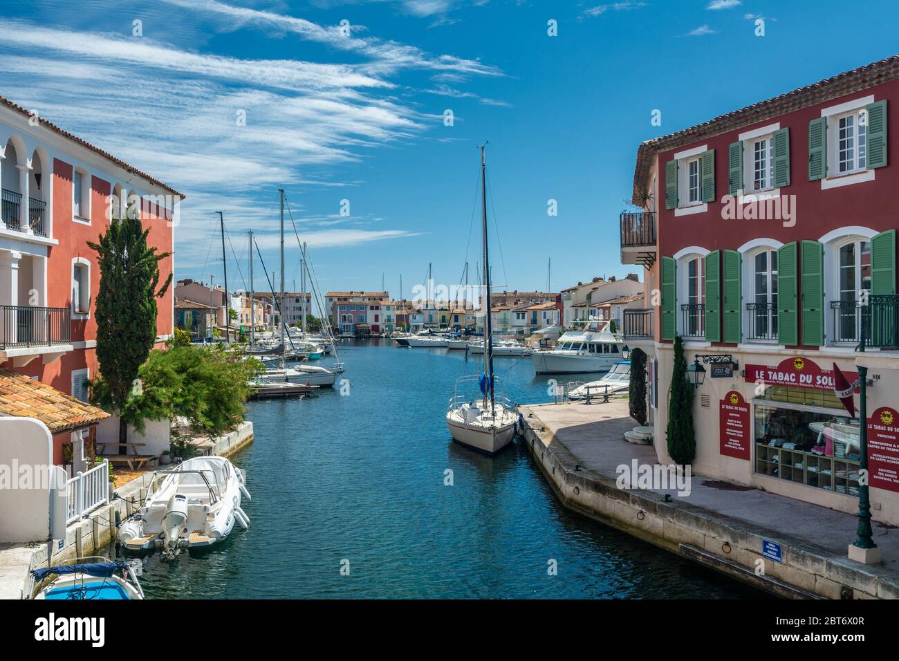 Port Grimaud, France - 11 juin 2019 : Port Grimaud, la Venise de Provence, ville balnéaire créée par l'architecte François Spoerry en modifiant le marais Banque D'Images