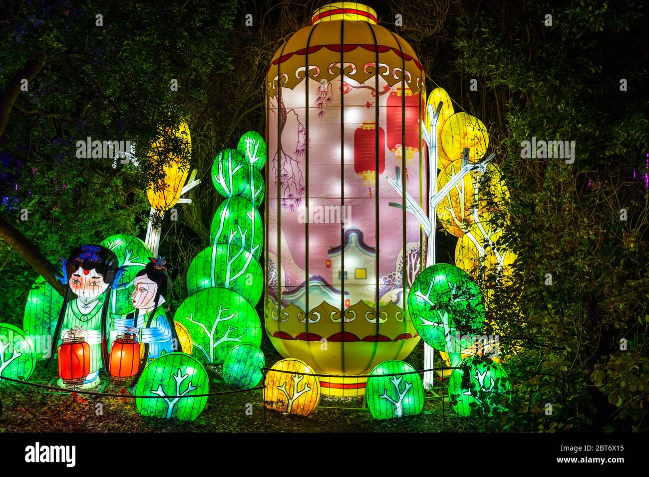 Nice, France, 5 janvier 2020 – des lanternes chinoises colorées sont  affichées au festival « Baie des lumières » du Parc Phoenix Photo Stock -  Alamy