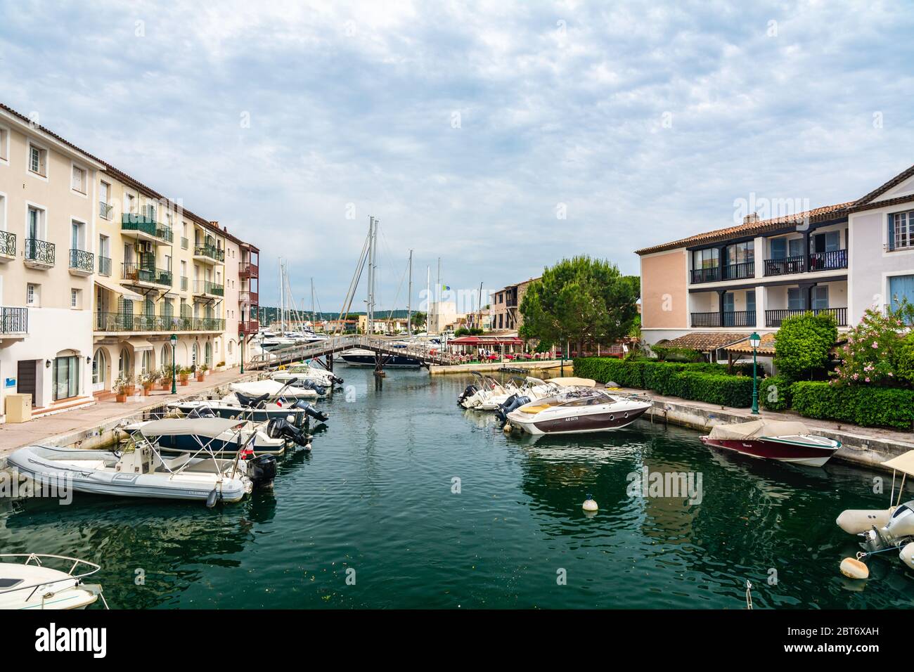 Port Grimaud, France - 11 juin 2019 : Port Grimaud, la Venise de Provence,  ville balnéaire créée par l'architecte François Spoerry en modifiant le  marais Photo Stock - Alamy