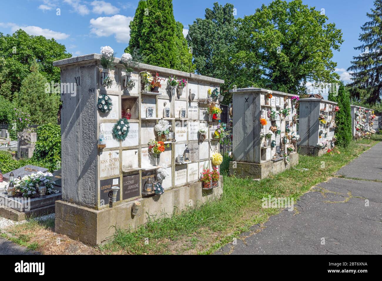 Columbarium avec fleurs dans un cimetière hongrois Banque D'Images