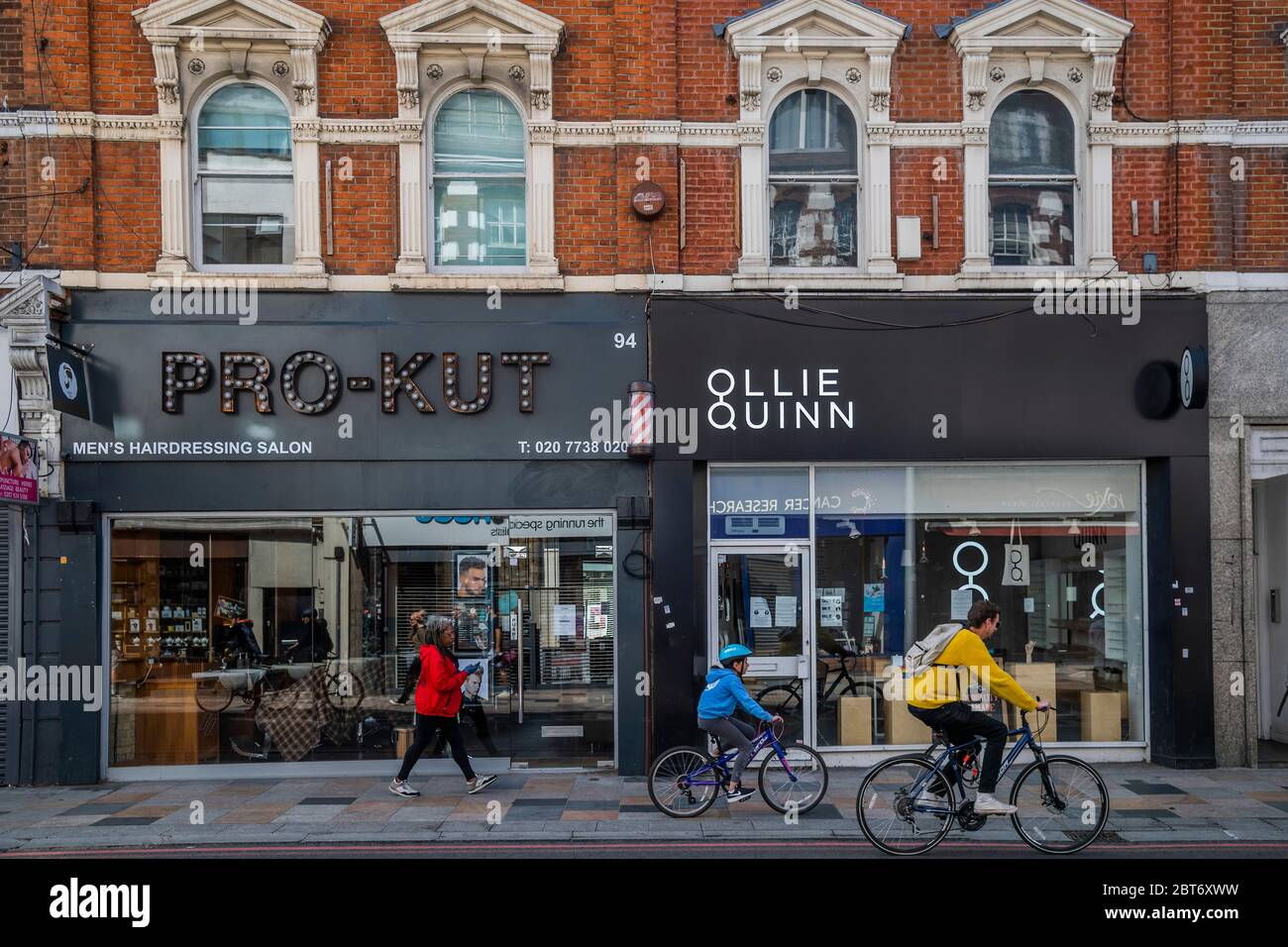 Londres, Royaume-Uni. 23 mai 2020. Les gens passent des unawares après que JK Rowling a révélé sur twitter que c'était dans les appartements au-dessus de ces magasins, sur St Johns Road Clapham Junction, qu'elle a commencé à écrire les livres Harry Potter. L'un est maintenant barbiers et l'autre opticien. Le « verrouillage » se poursuit pour l'épidémie du coronavirus (Covid 19) à Londres. Crédit : Guy Bell/Alay Live News Banque D'Images