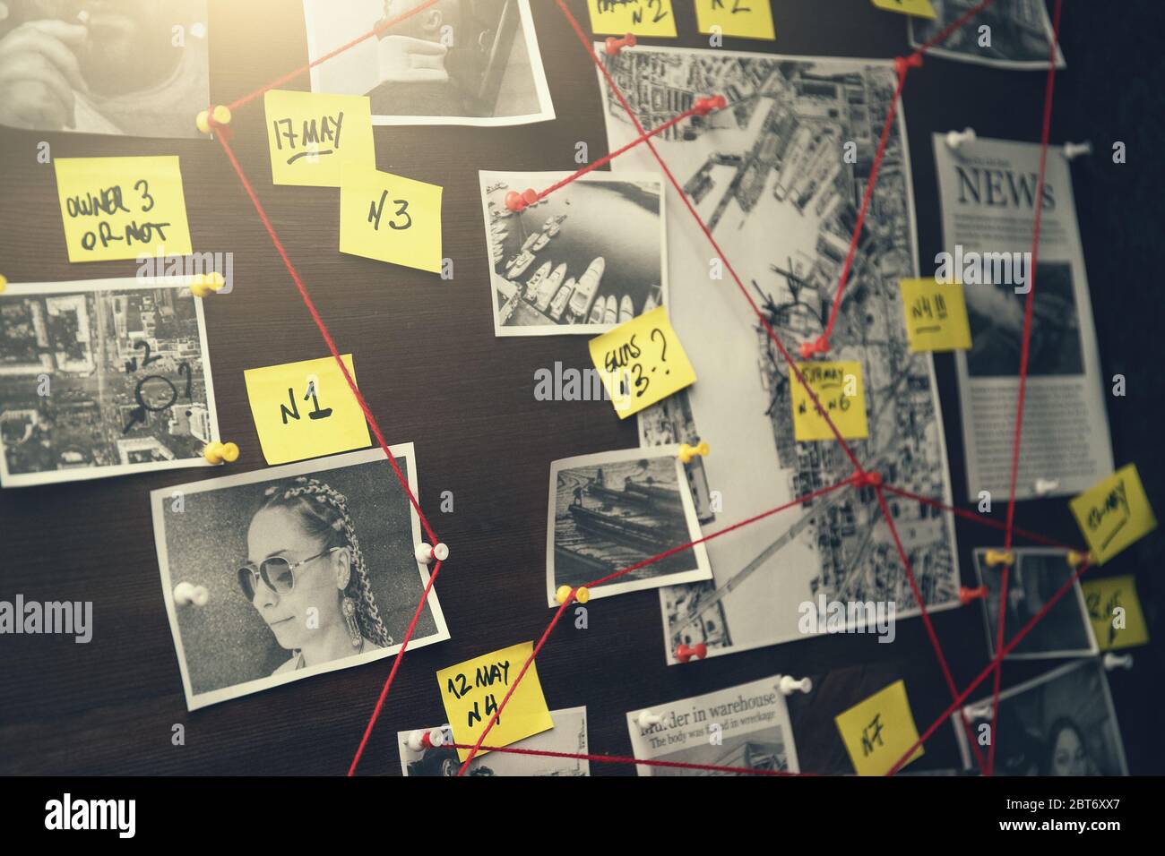Tableau de détection avec scènes de crime, photos de suspects et de ...