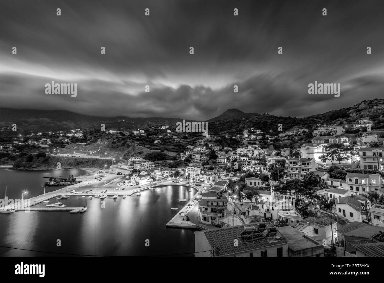 Beaux-arts, version noir et blanc d'Evdilos, village portuaire de l'île d'Ikaria, mer Egée, Grèce, Europe Banque D'Images