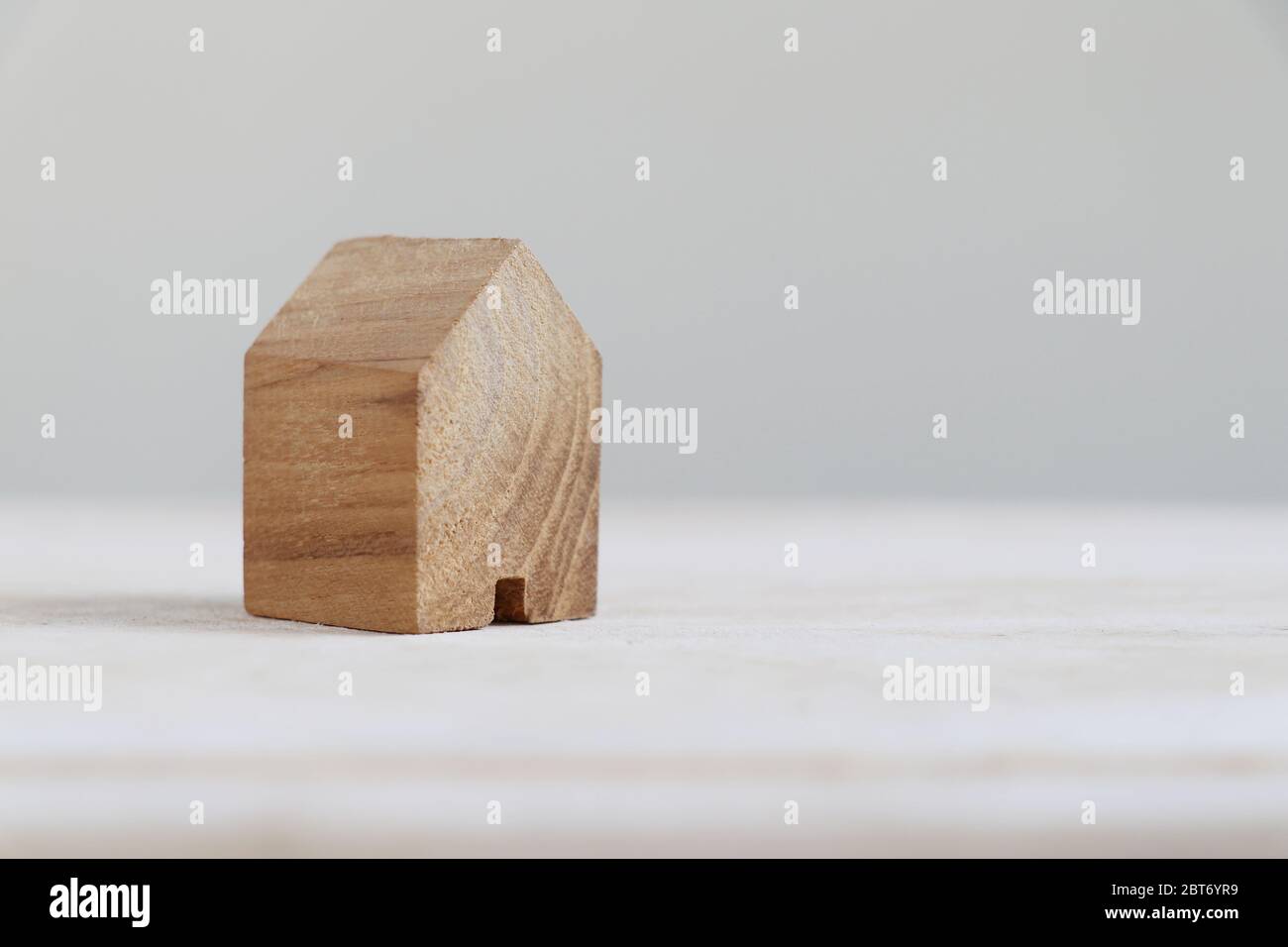 Maison en bois sur fond flou. Banque D'Images