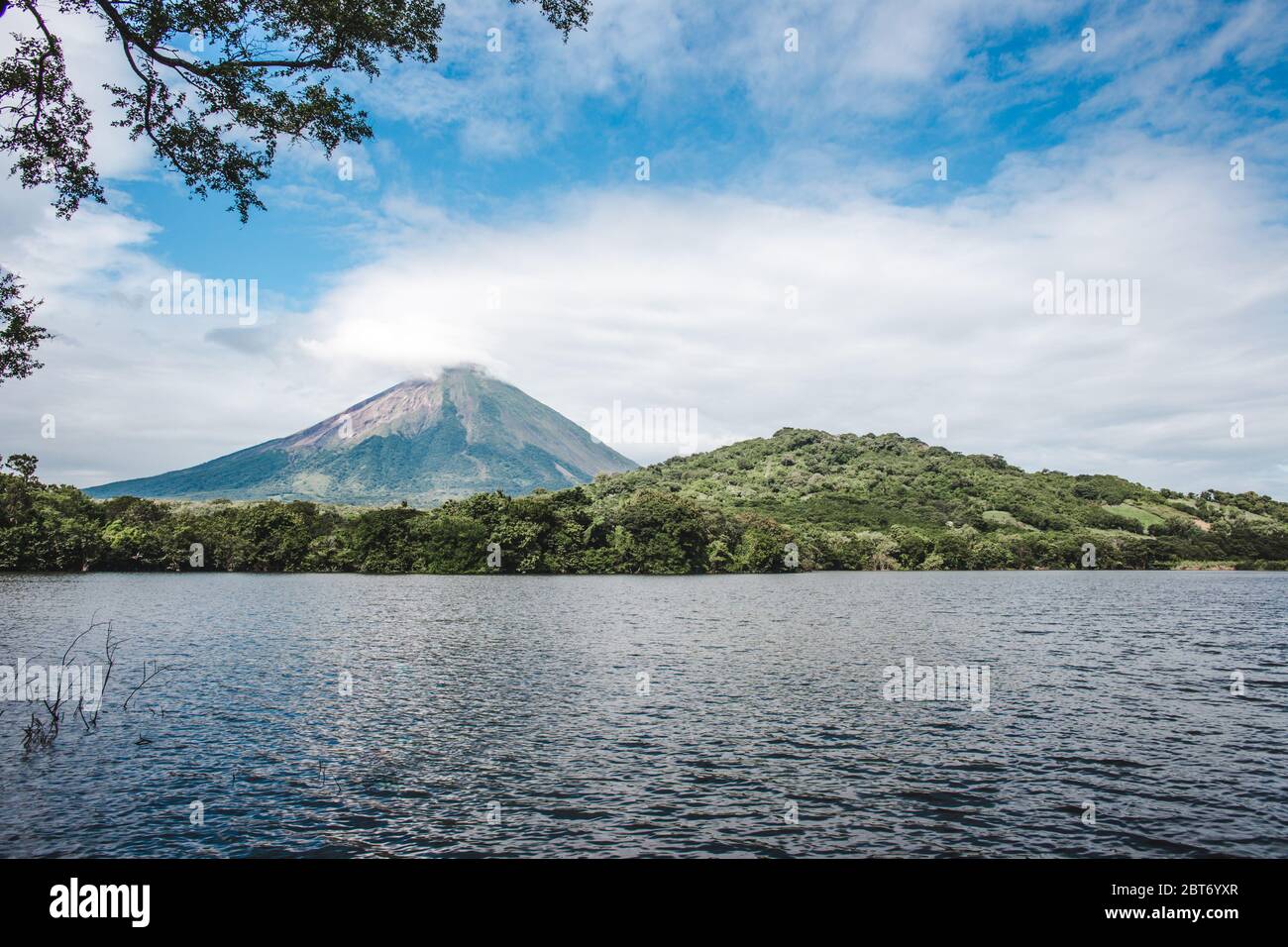 Végétation luxuriante autour du lac Chaco Verde à l'ombre Volcán Maderas sur l'île d'Ometepe au Nicaragua Banque D'Images