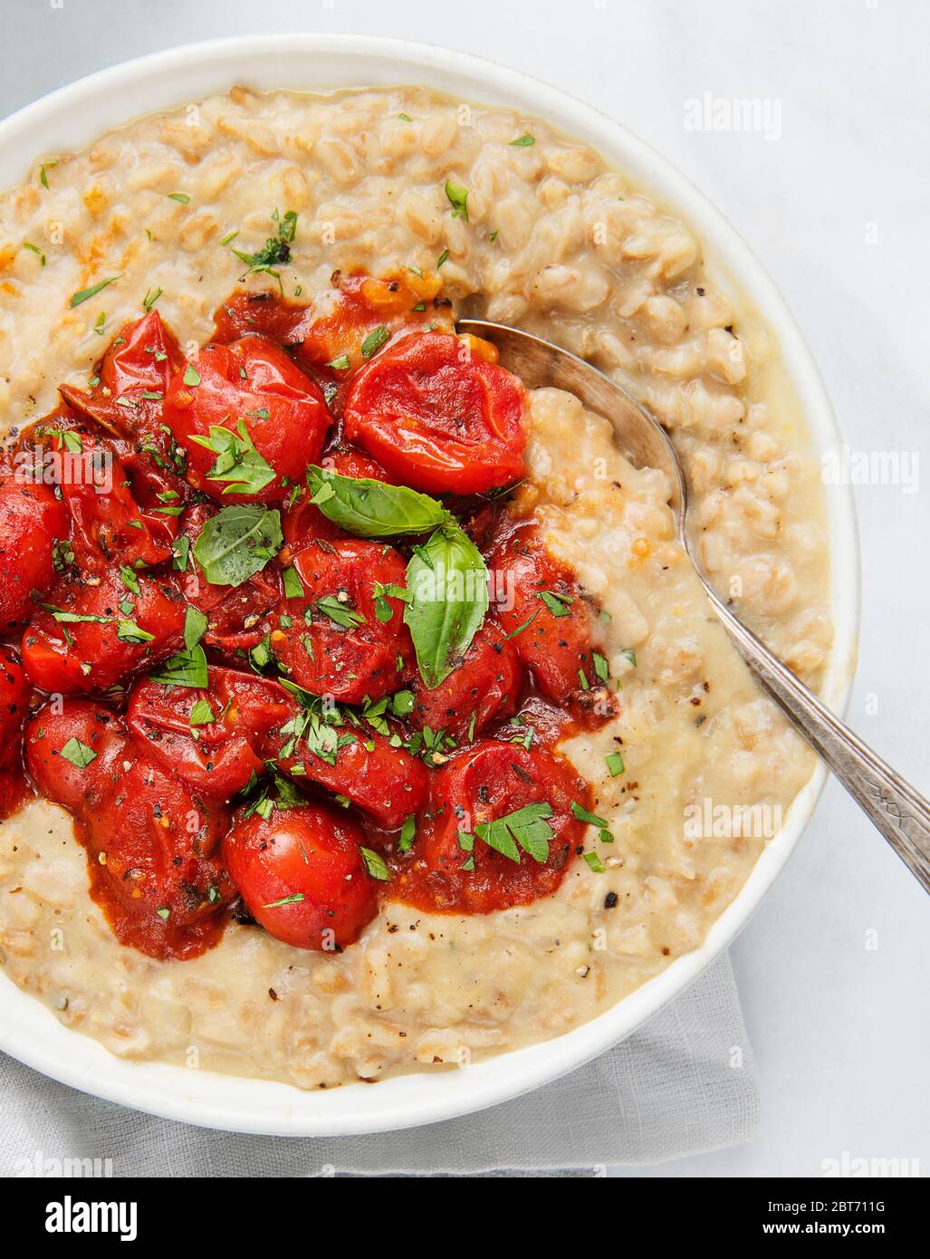 risotto crémeux aux tomates rôties et au basilic Banque D'Images