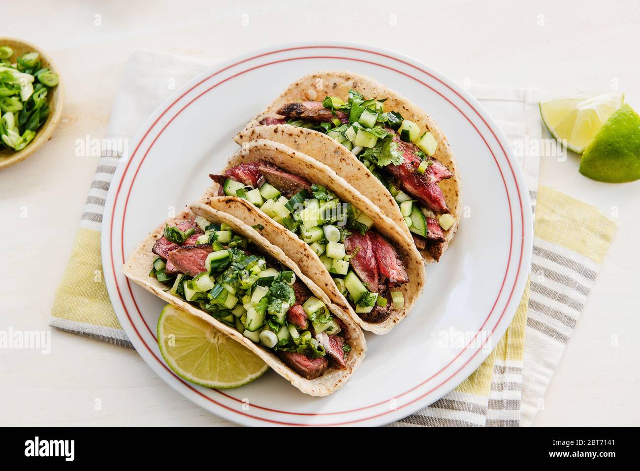 Tacos au steak avec salsa verte et citron vert Banque D'Images