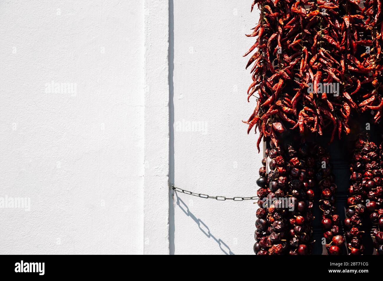 Paprika rouge épicé au piment sec sur le mur à Szentendre, Hongrie Banque D'Images