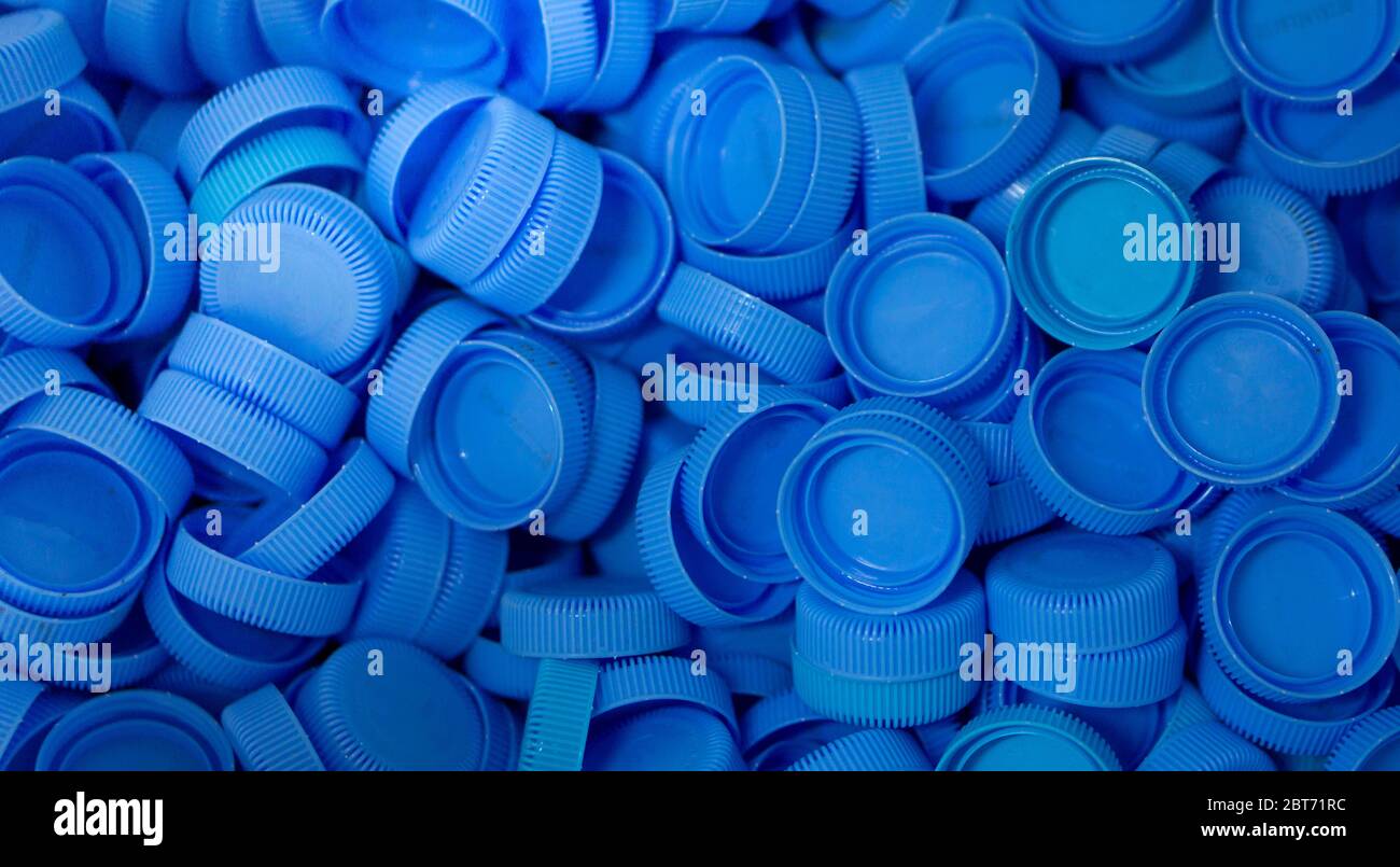 Le couvercle en plastique bleu qui est à gauche plus de des bouteilles sont recueillies pour être recyclés dans d'autres articles pour la réutilisation. Banque D'Images