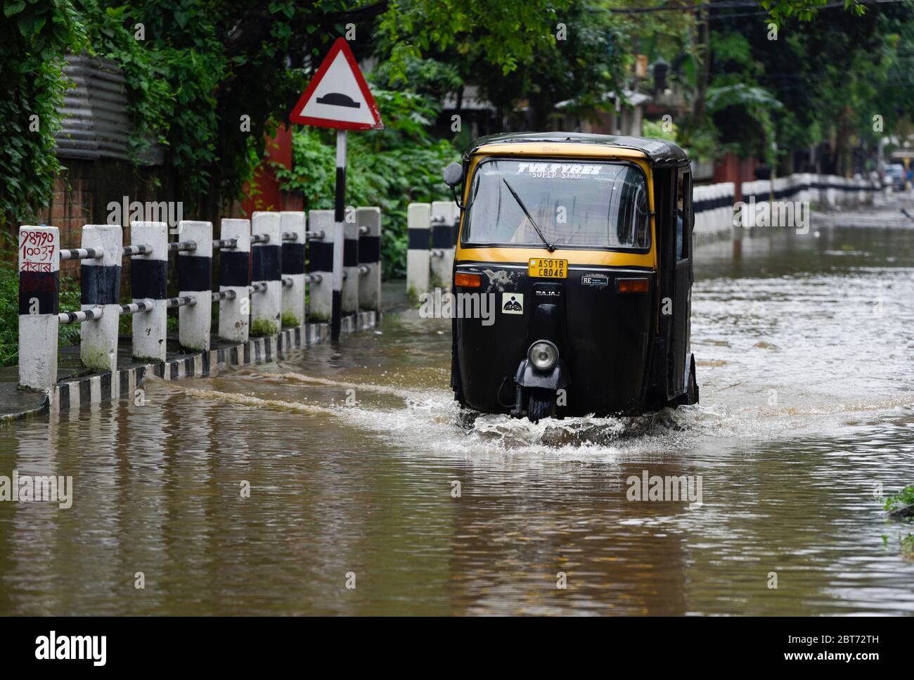 Guwahati, Assam, Inde. 23 mai 2020. Les navetteurs se sont empatés dans une rue où l'eau est englué après une forte pluie à Guwahati. Crédit : David Talukdar/ZUMA Wire/Alay Live News Banque D'Images