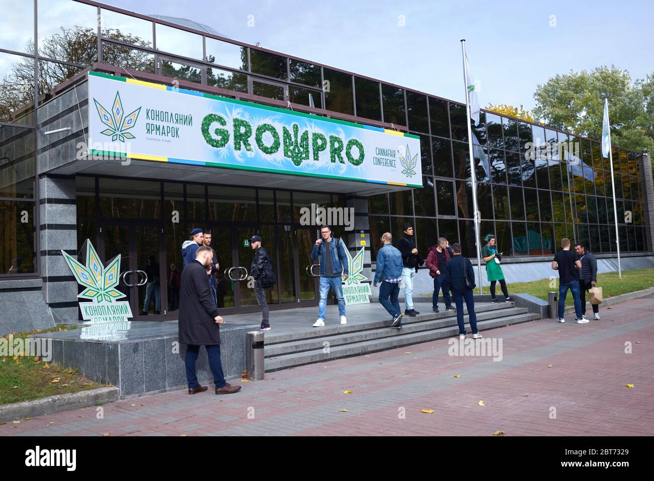 Entrée au hall d'exposition où a eu lieu la première foire de cannabis en Ukraine, bannières avec photo de feuille de cannabis. 10 novembre 2019. Kiev, Ukraine Banque D'Images