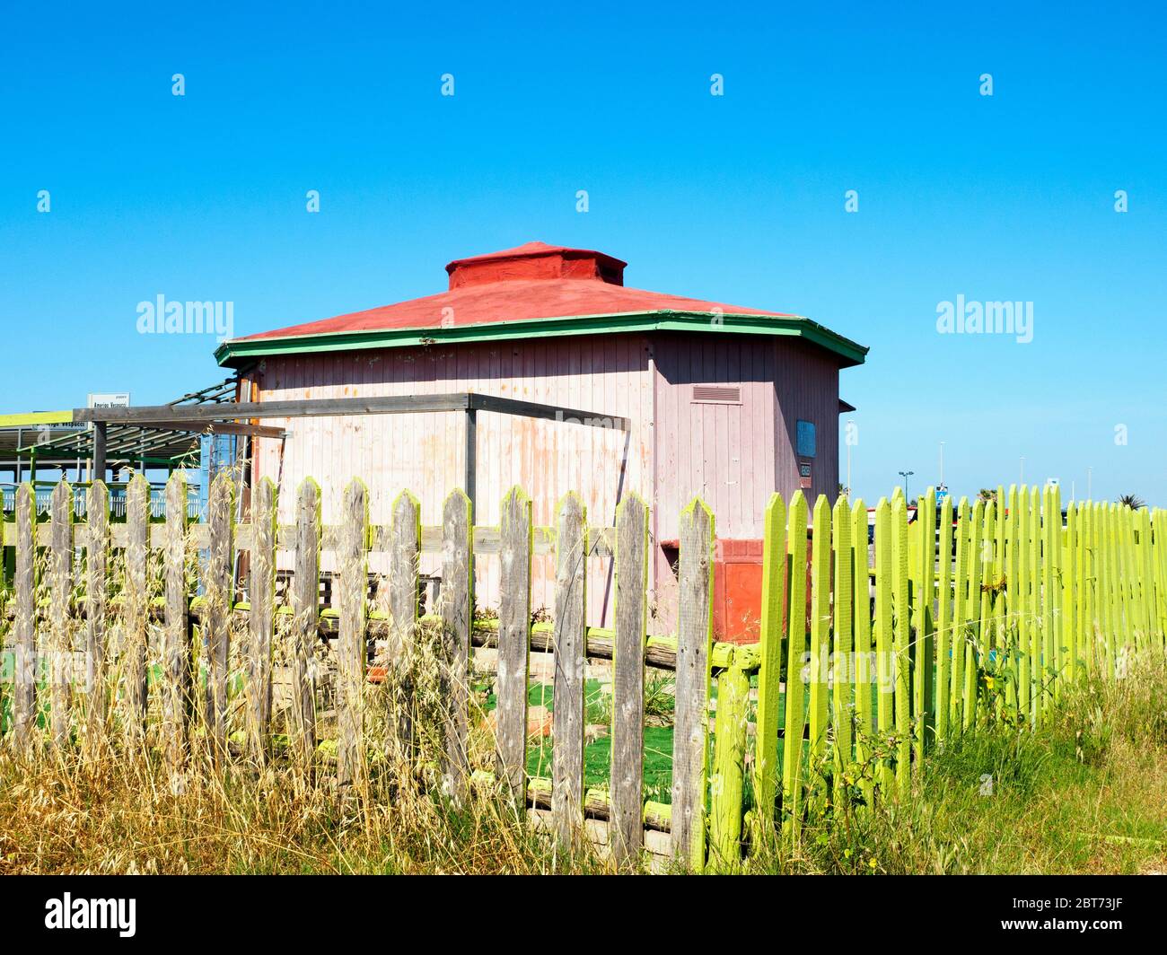 Kiosque abandonné sur le front de mer d'Ostia Lido - Rome, Italie Banque D'Images