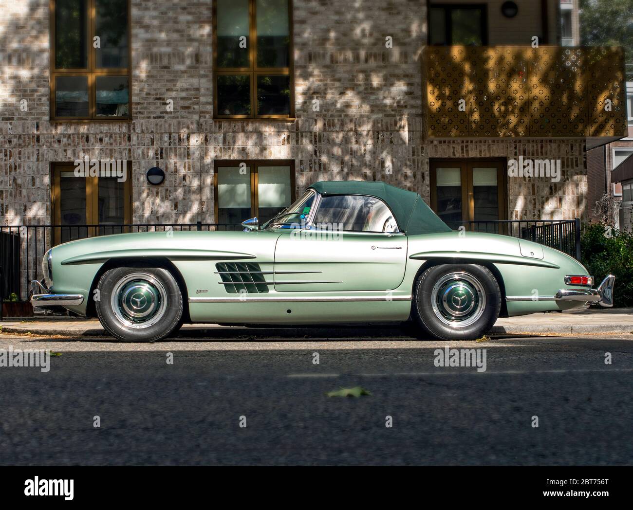 Mercedes-Benz 300SL Roadster des années 1950 garés dans une rue à Londres Royaume-Uni Banque D'Images