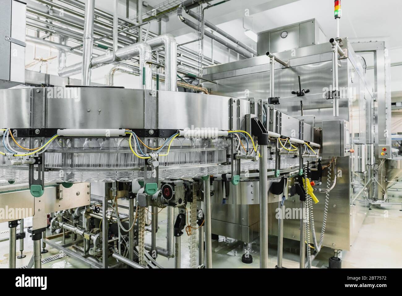 Machine industrielle automatisée dans l'intérieur de l'usine de boissons, équipement industriel dans l'usine alimentaire. Banque D'Images