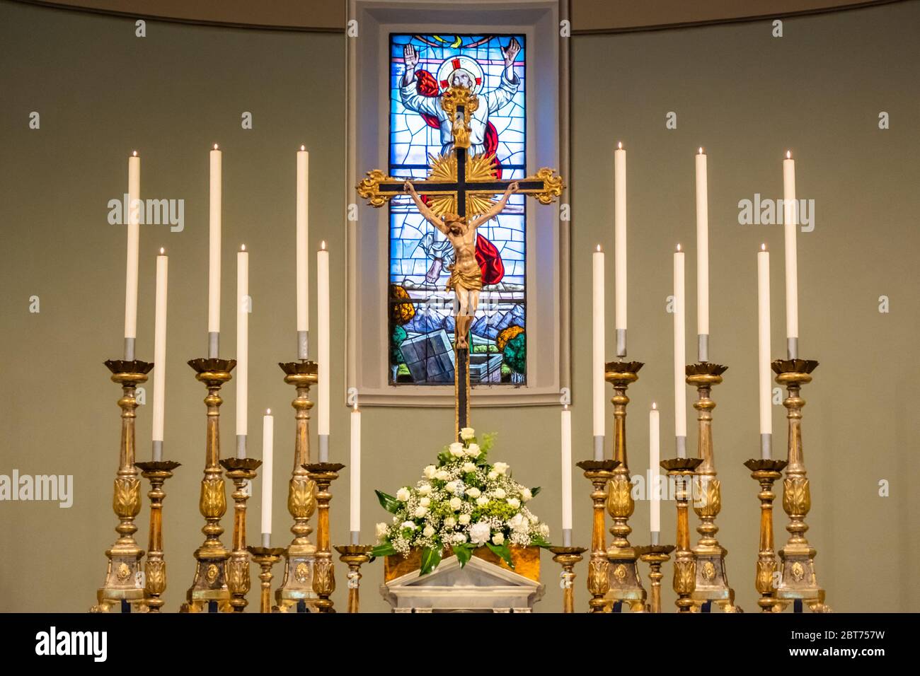 Chandeliers et croix du christ dans l'église de Santa Maria Assunta est un bâtiment religieux situé à Montescudaio, le tremblement de terre en 1846 raz Banque D'Images