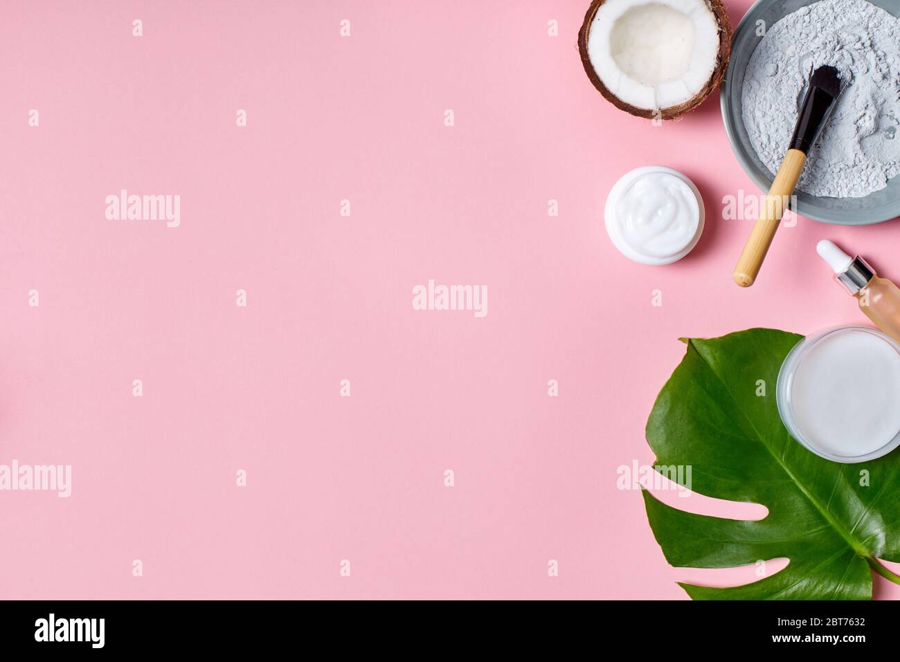 Vue de dessus du contenant avec crème, noix de coco, poudre et cosmétiques naturels Banque D'Images