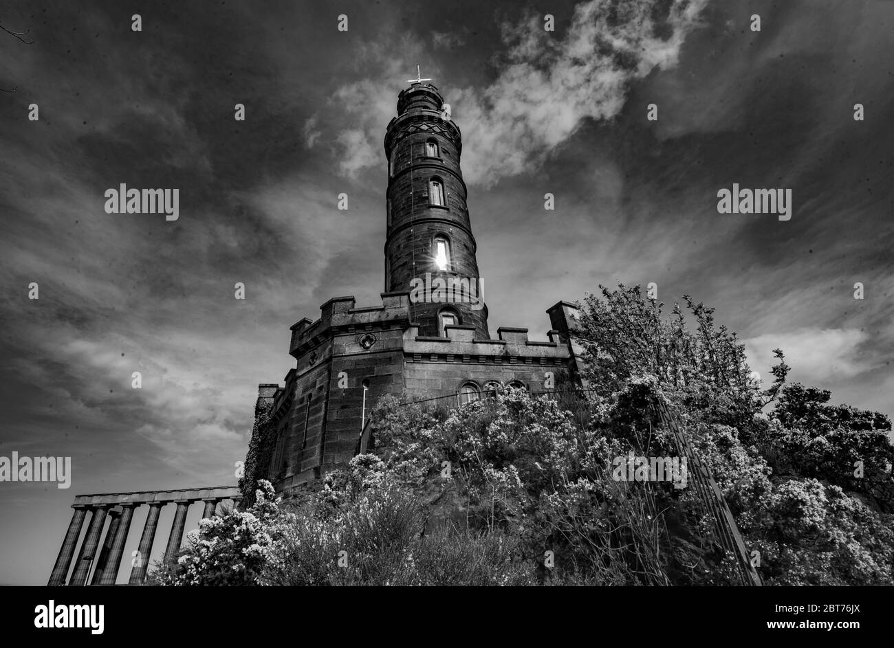 Monument Nelson sur Calton Hill, Édimbourg en noir et blanc pendant le confinement 2020. Monument construit en 1807-1816 pour commémorer la bataille de Trafalgar Banque D'Images