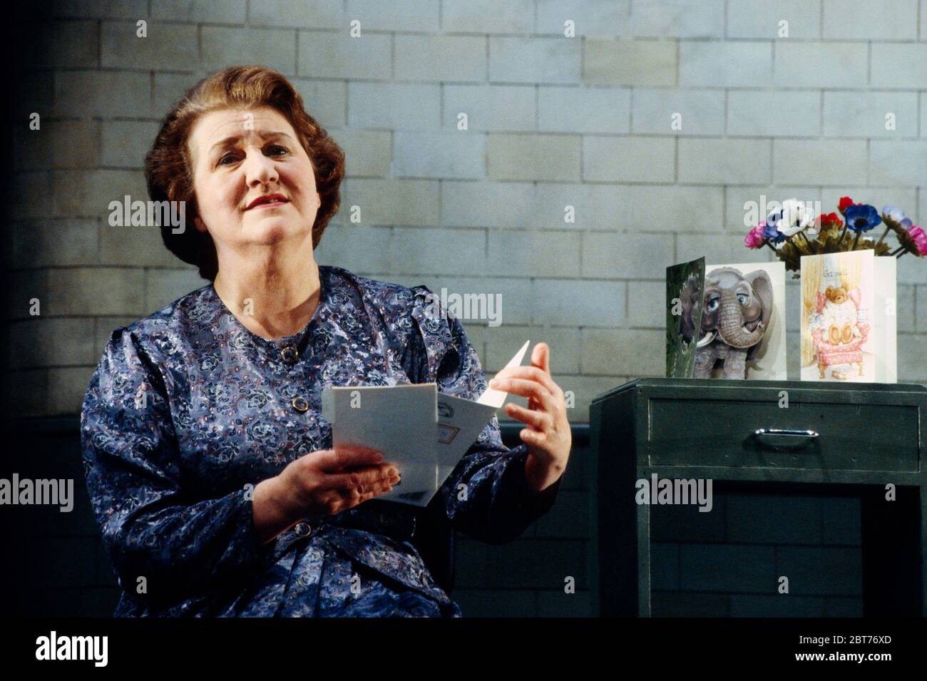 Patricia Routledge dans UNE DAME DE LETTRES, partie de LA DISCUSSION DES CHEFS par Alan Bennett au théâtre Comedy, Londres SW1 27/01/1992 conception: Simon Higlett éclairage: Paul Pyant réalisateur: Alan Bennett Banque D'Images