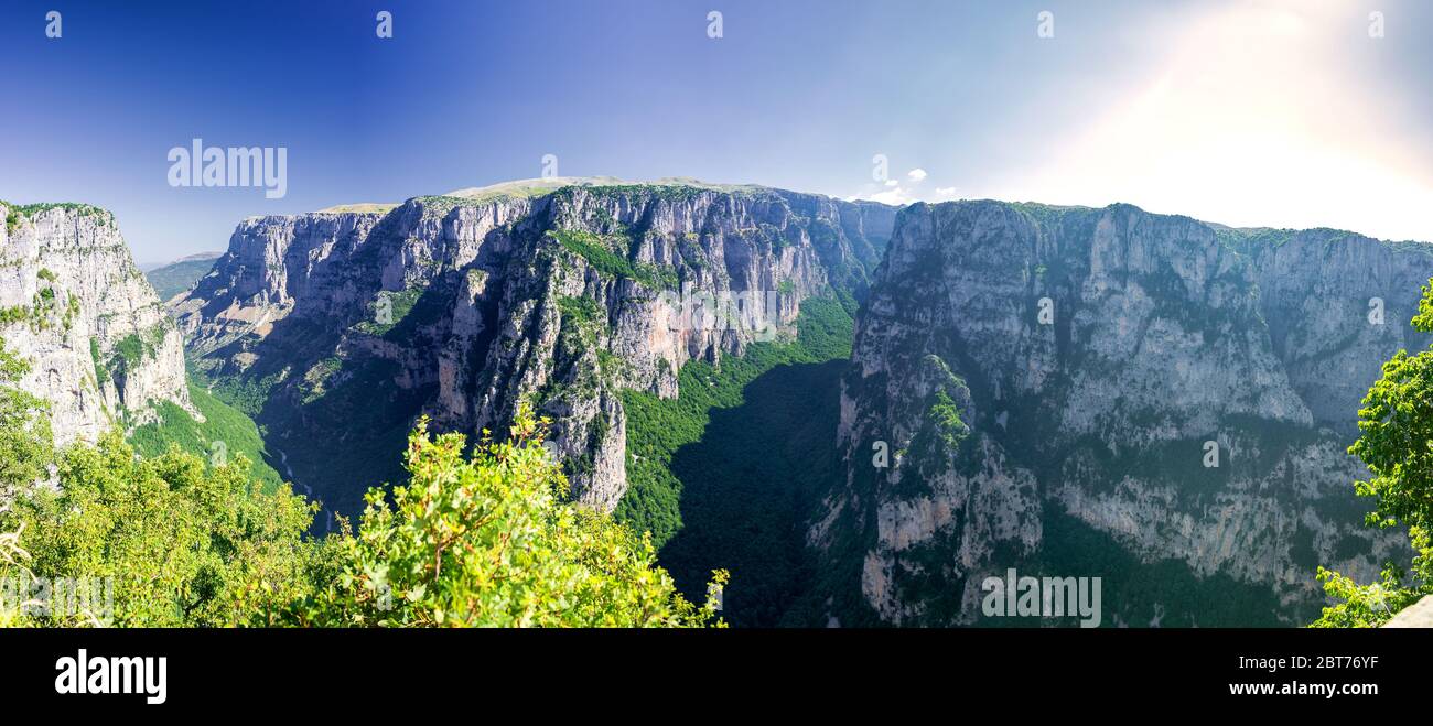 Vue sur la gorge de Vikos, une gorge dans les monts du Pindus du nord de la Grèce, située sur les pentes méridionales du mont Tymfi, Banque D'Images