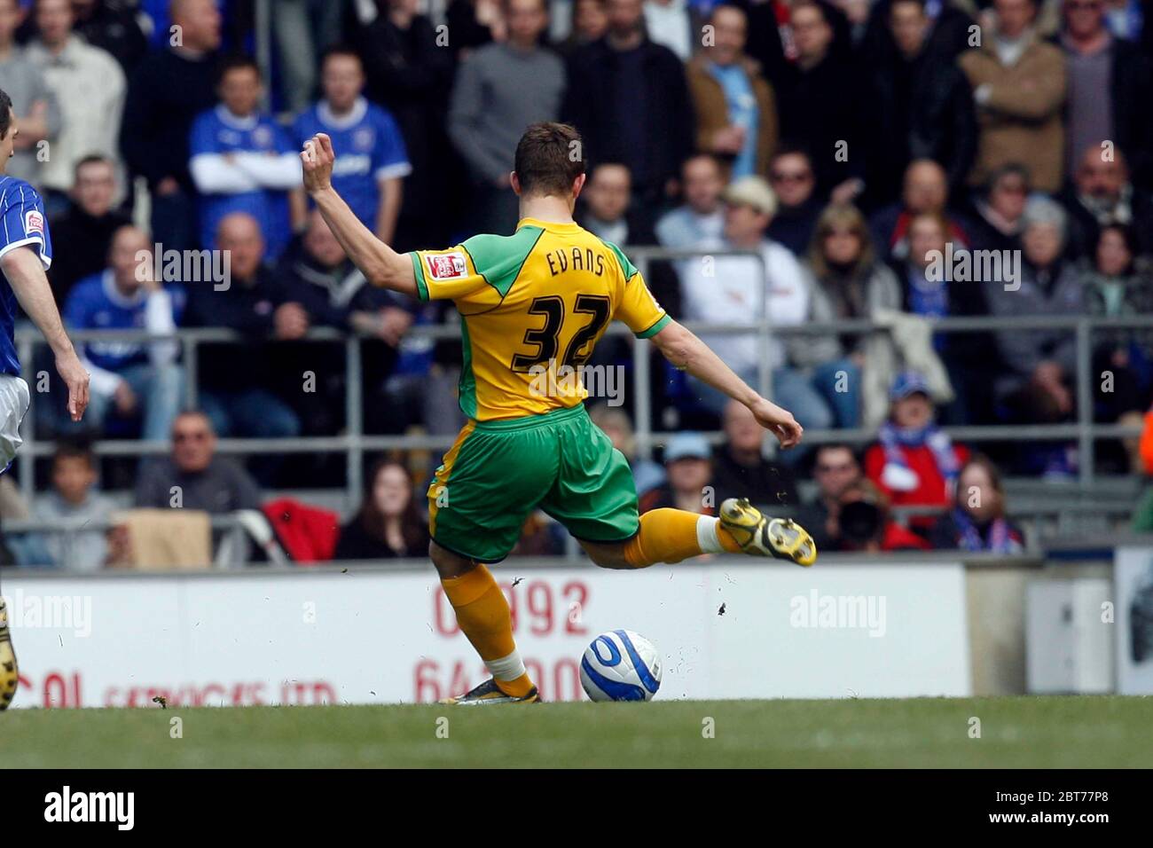 IPSWICH, ROYAUME-UNI. 13 AVRIL : le Ched Evans de Norwich ouvre la cotation dans le East Anglia derby pendant le championnat Coca Cola entre Ipswich Town et NOR Banque D'Images