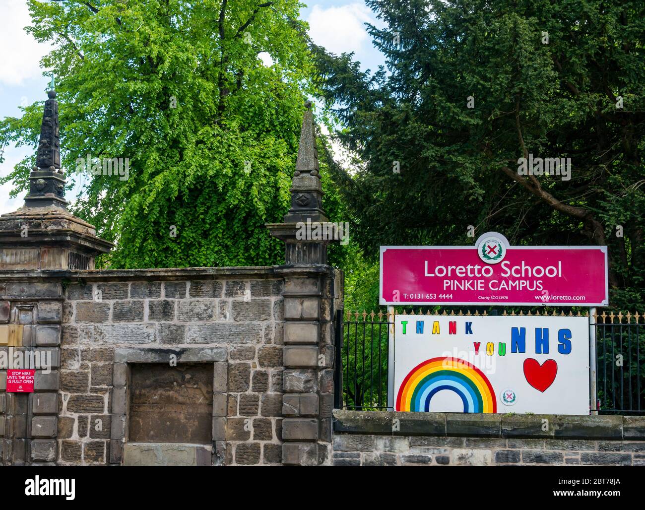 Merci NHS signe à l'extérieur de Loretto School, Musselburgh, East Lothian, Écosse, Royaume-Uni Banque D'Images